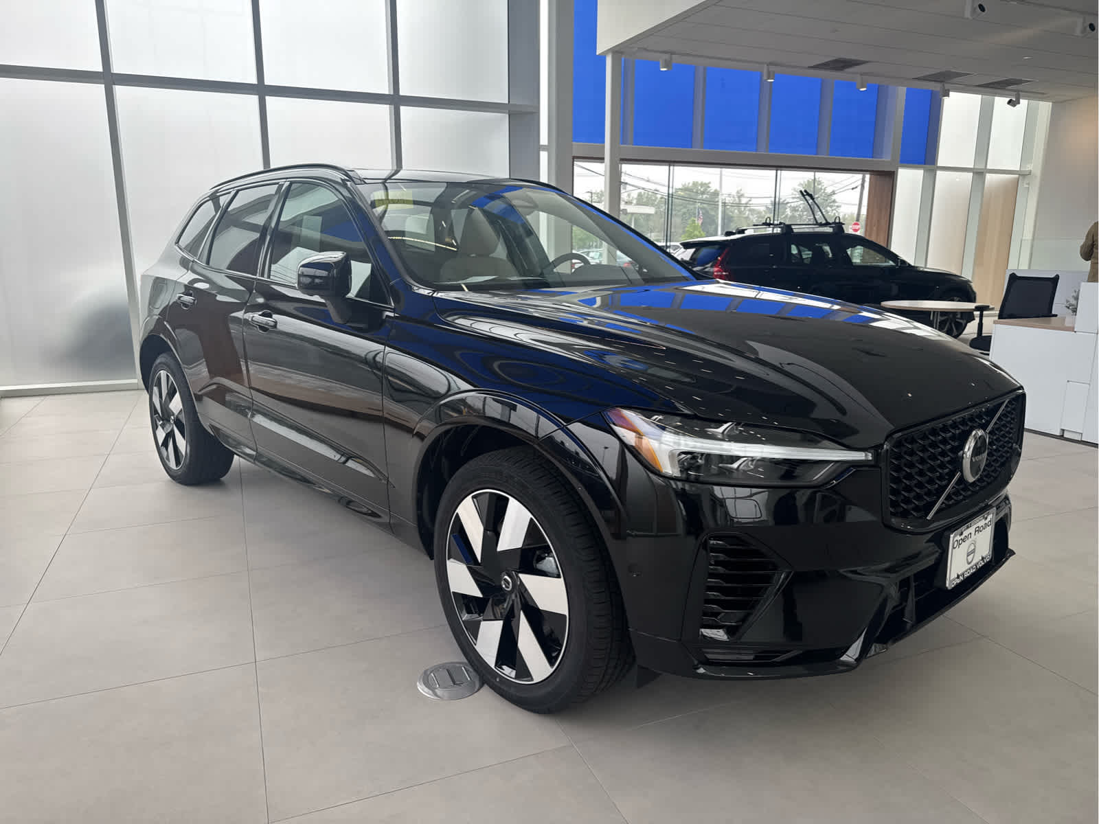 2025 Volvo XC60 Hybrid T8 Plus photo 2