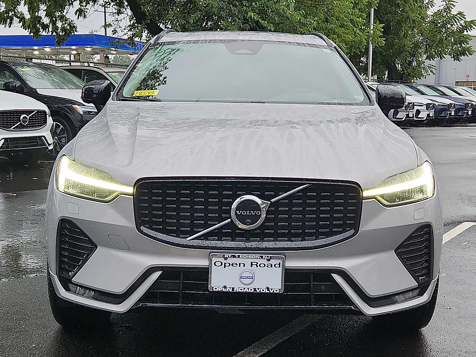 2023 Volvo XC60 B5 Ultimate photo 2
