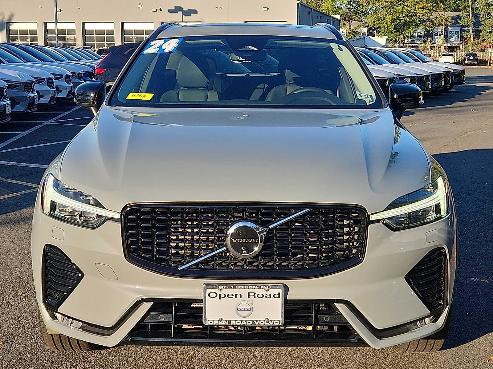 2024 Volvo XC60 B5 Plus photo 2