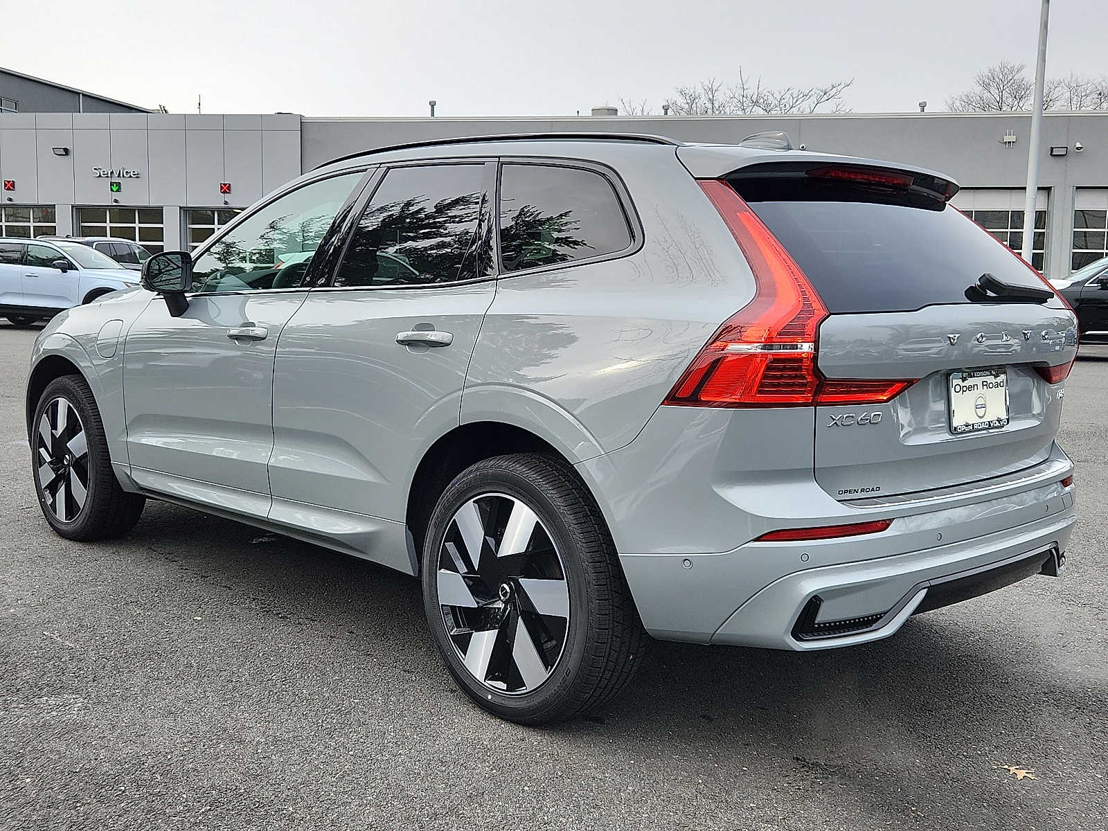 2025 Volvo XC60 Hybrid T8 Plus photo 4
