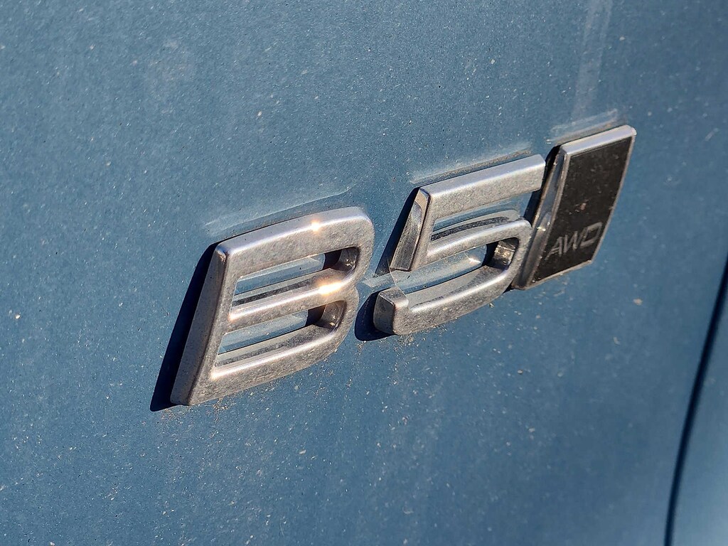 Certified 2023 Volvo XC40 B5 AWD Plus Dark SUV