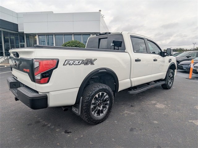 2021 Nissan Titan Crew Cab photo 2