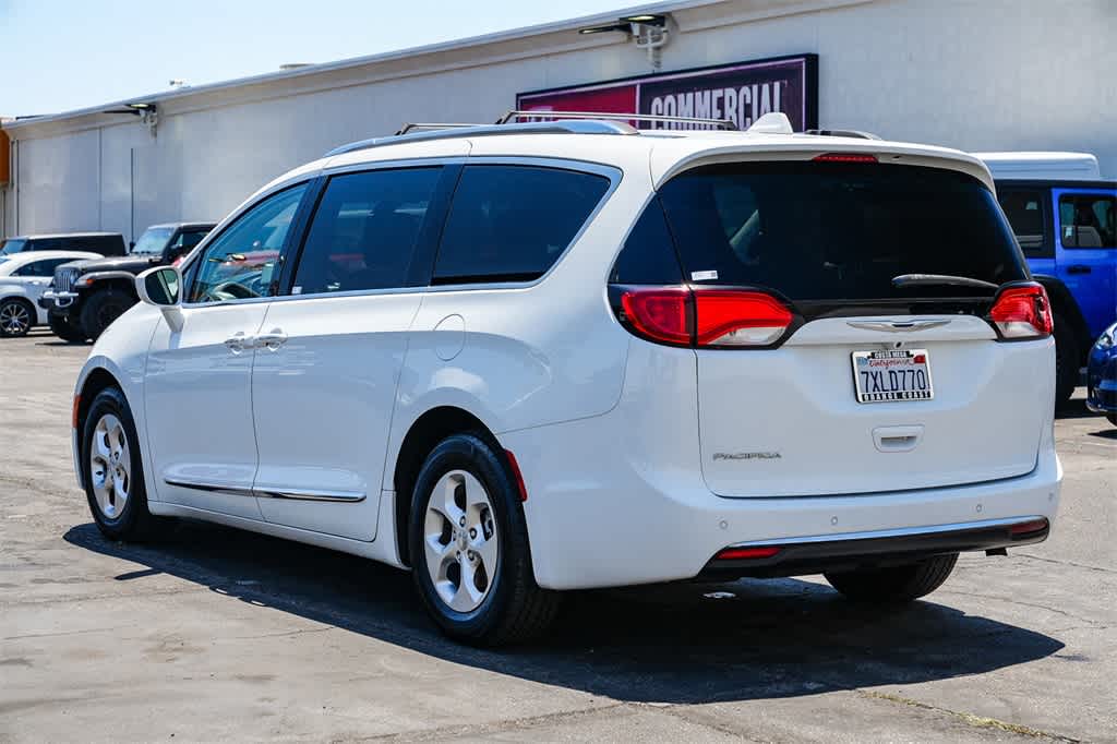 Thumbnail: 2017 Chrysler Pacifica - 6