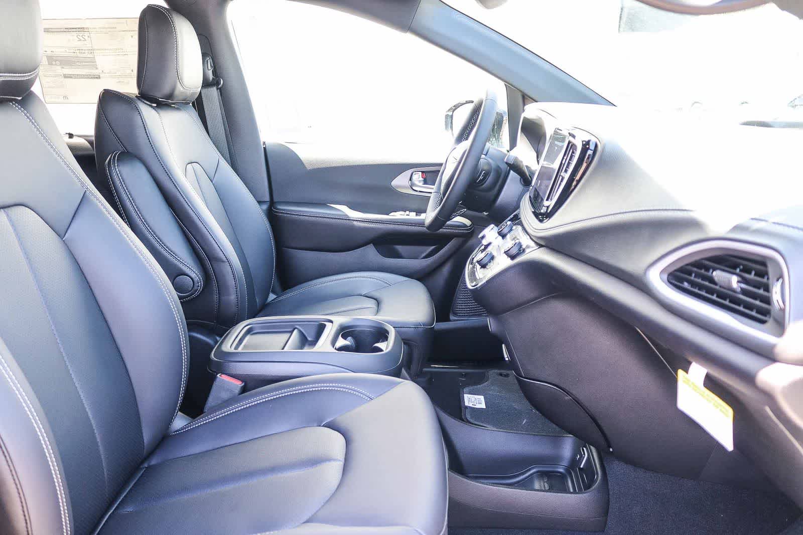 Thumbnail: 2027 Chrysler Pacifica - 18