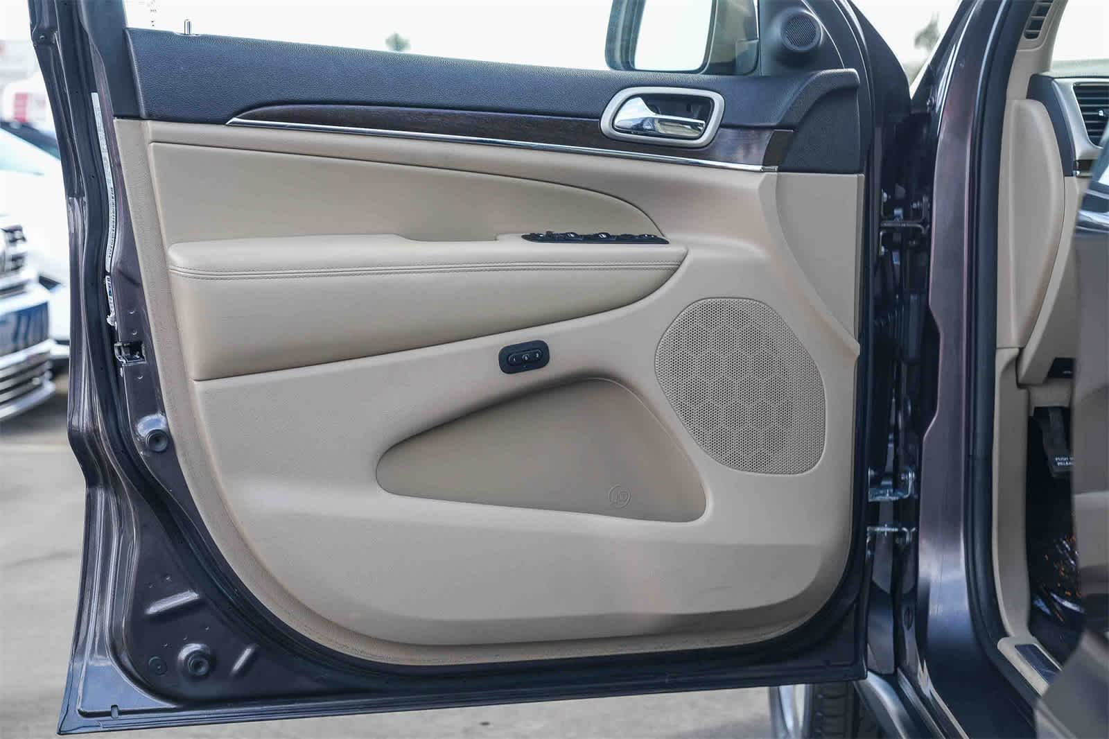 Thumbnail: 2015 Jeep Grand Cherokee - 19