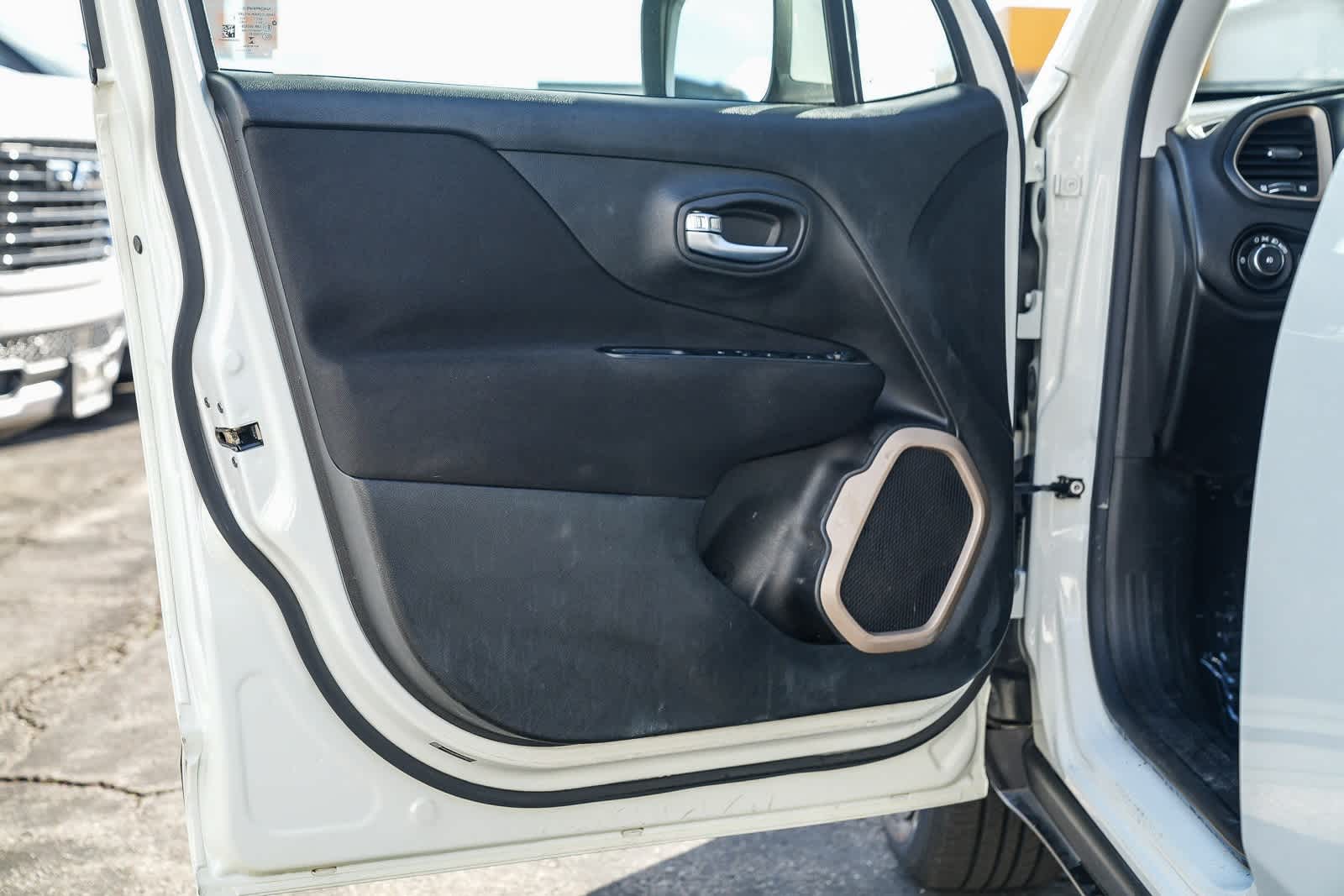 Thumbnail: 2015 Jeep Renegade - 19