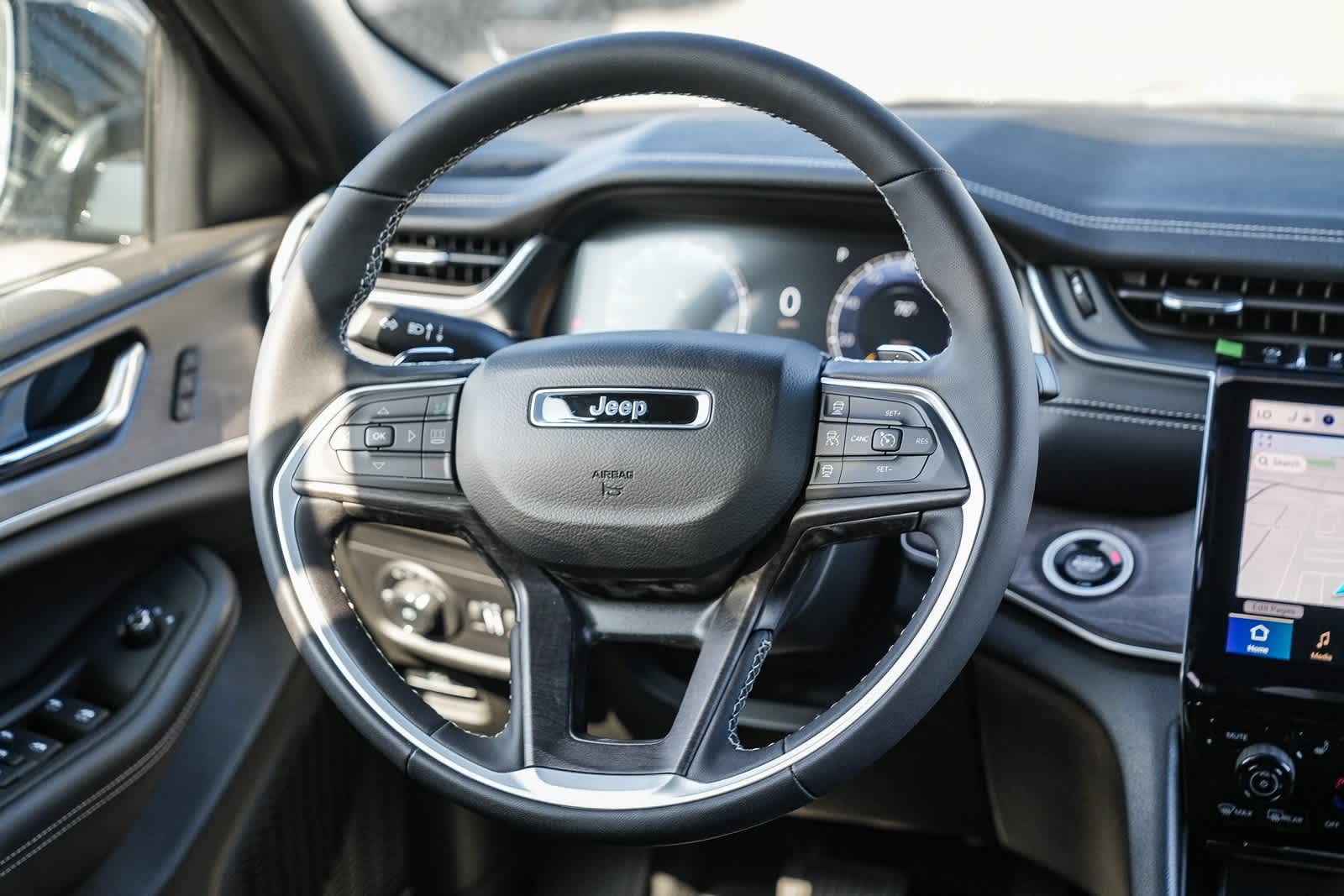 Thumbnail: 2025 Jeep Grand Cherokee - 16