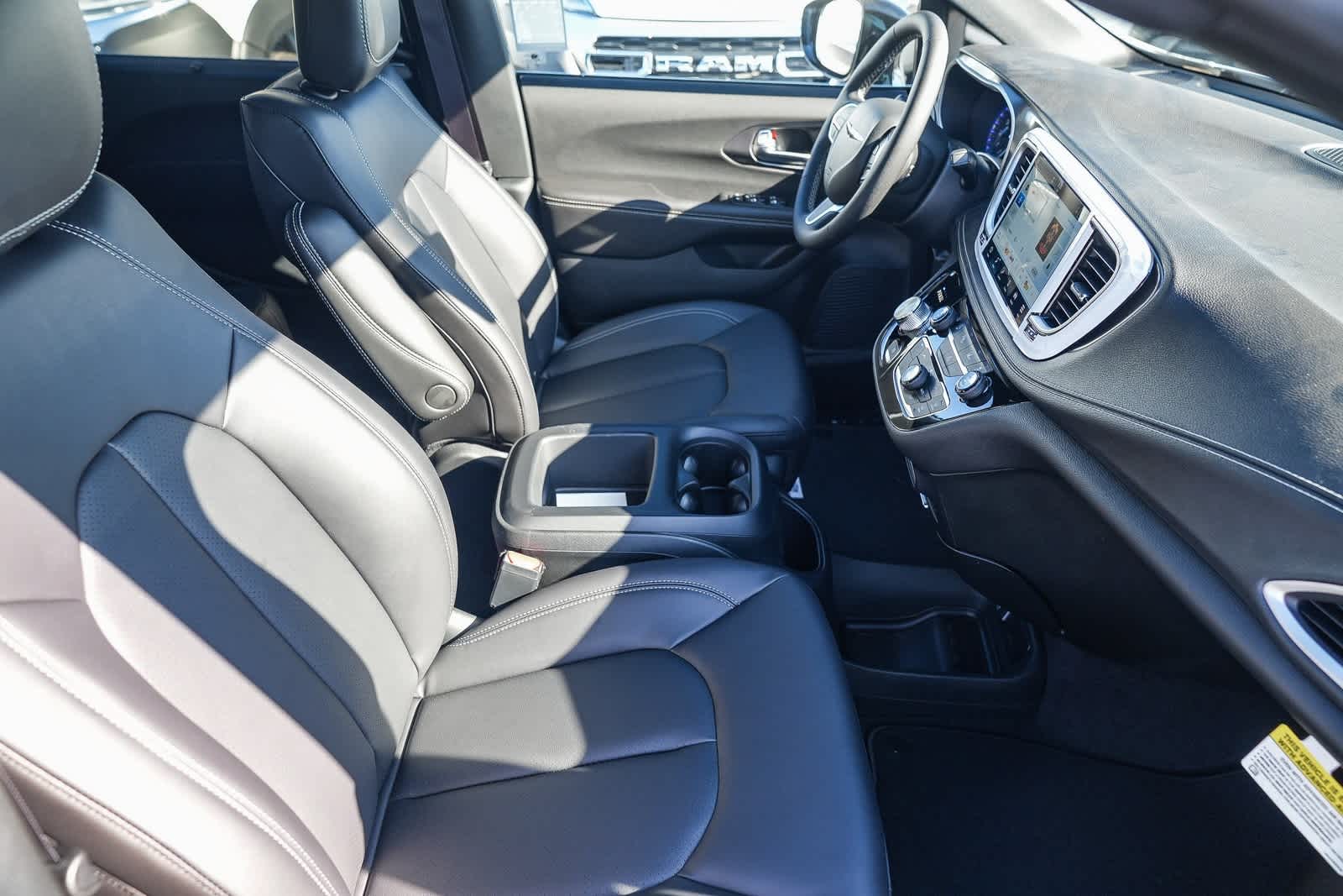 Thumbnail: 2026 Chrysler Pacifica - 17