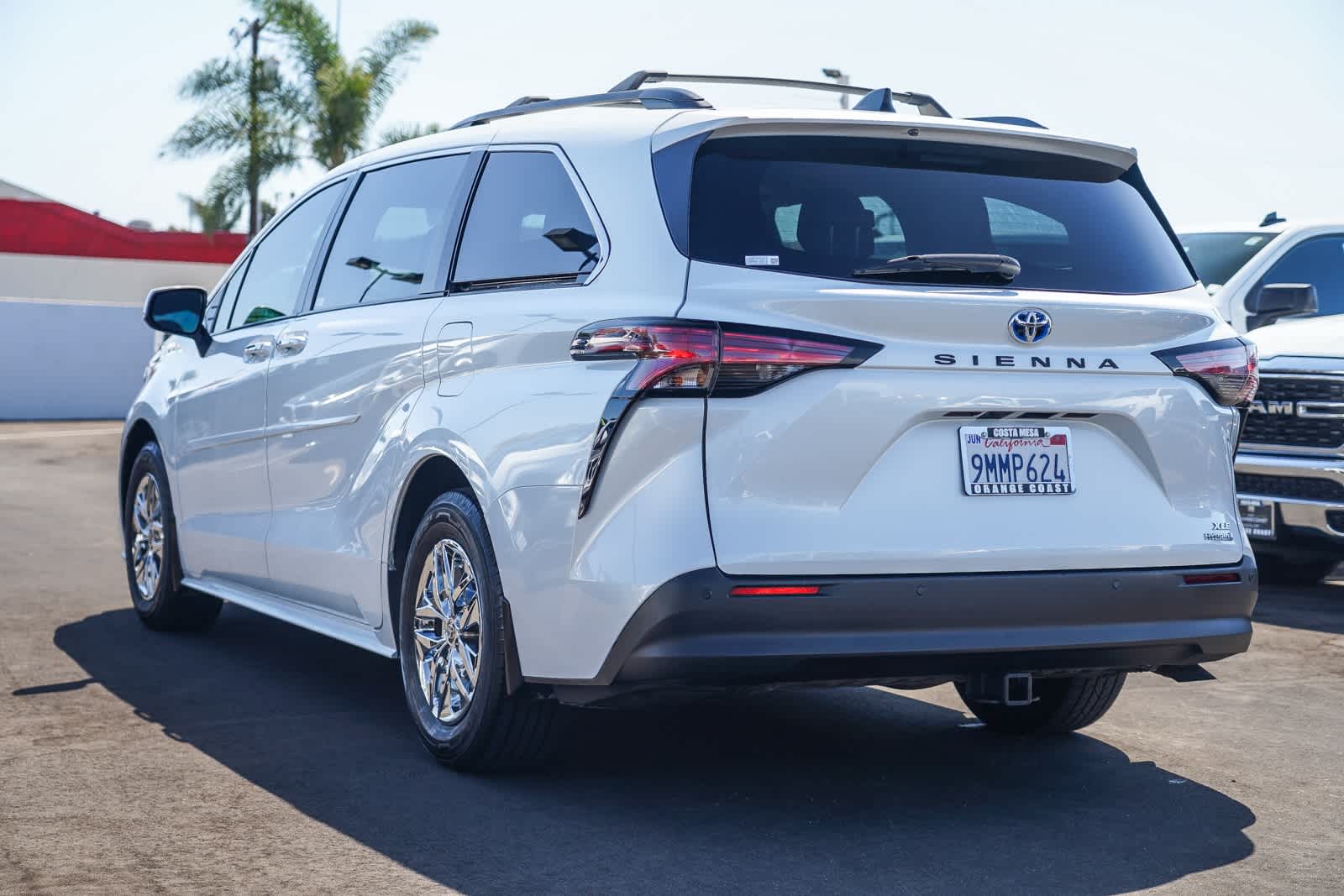 Thumbnail: 2022 Toyota Sienna - 8