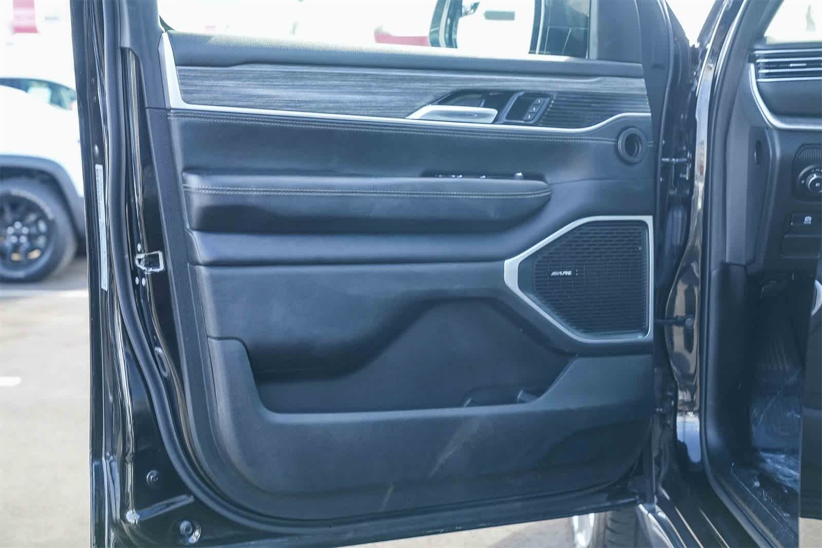 Thumbnail: 2022 Jeep Wagoneer - 17