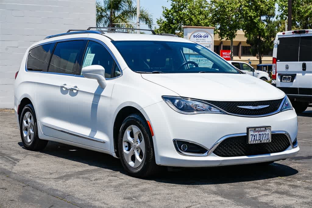 Thumbnail: 2017 Chrysler Pacifica - 3