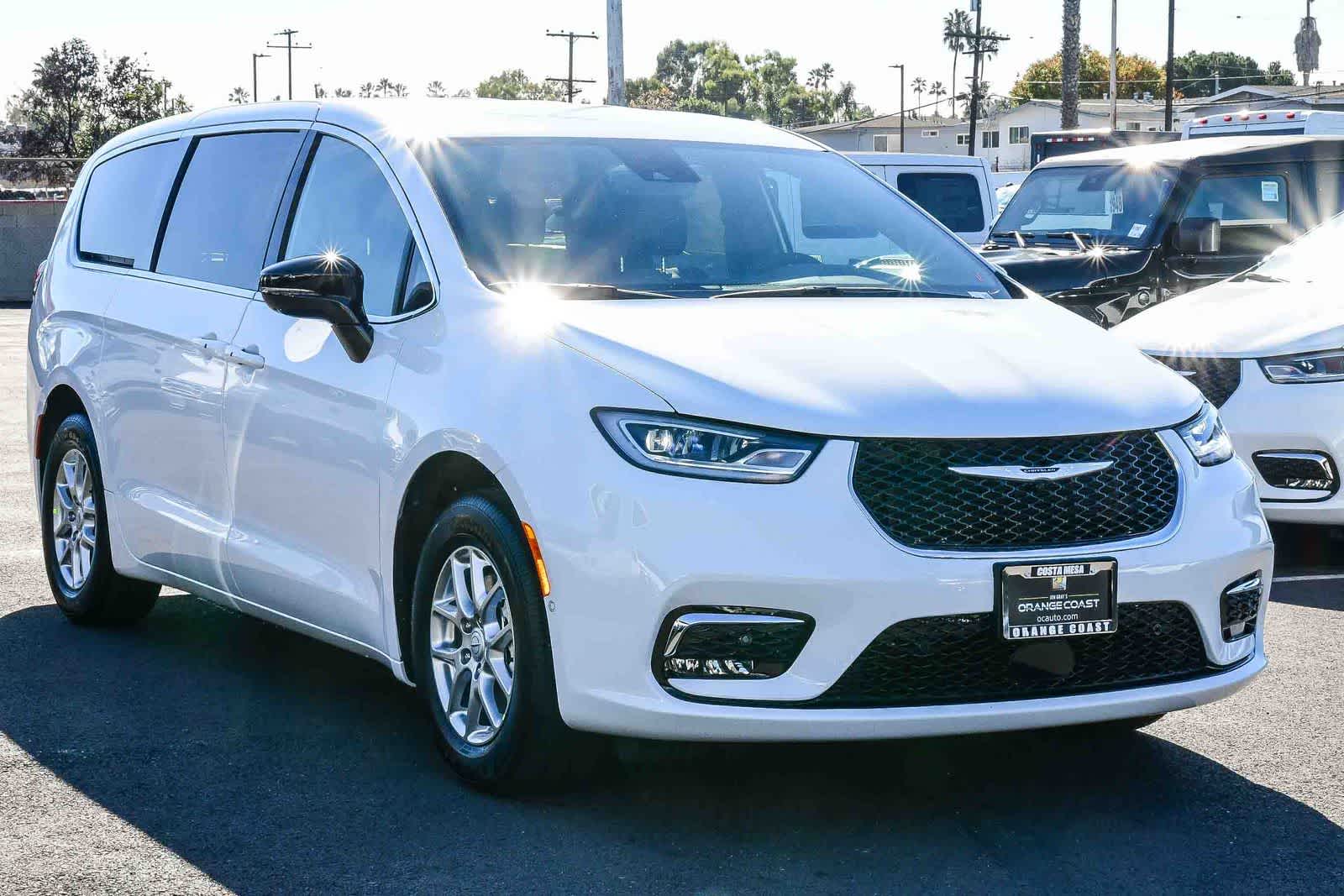 Thumbnail: 2026 Chrysler Pacifica - 3