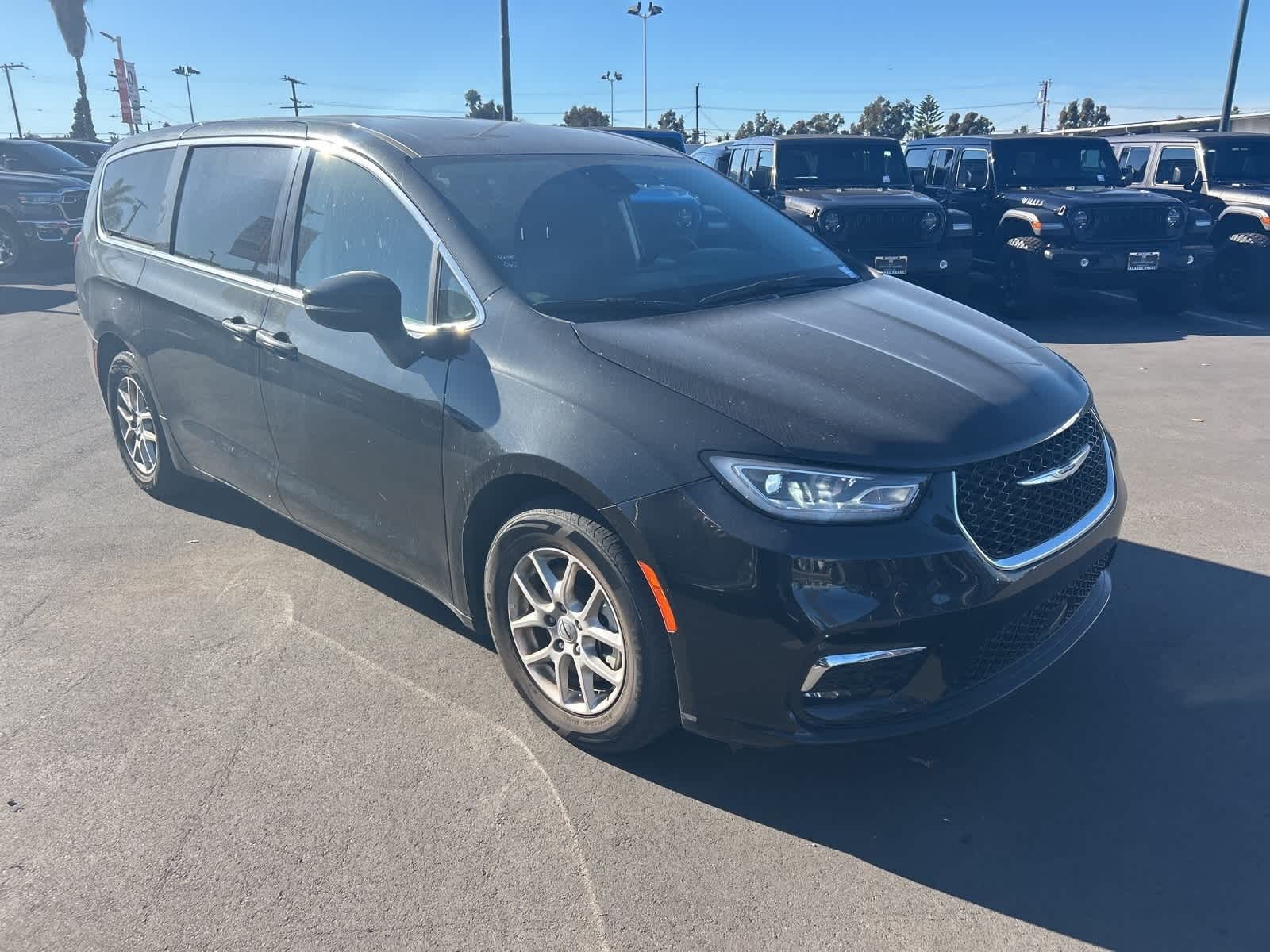 Thumbnail: 2024 Chrysler Pacifica - 8