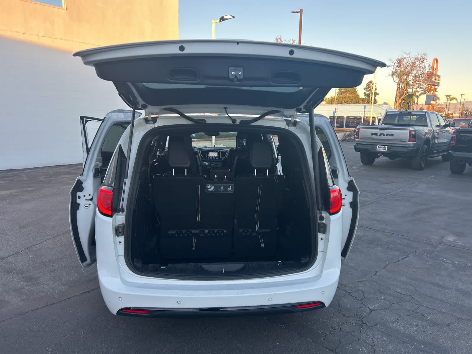 Thumbnail: 2020 Chrysler Pacifica - 30