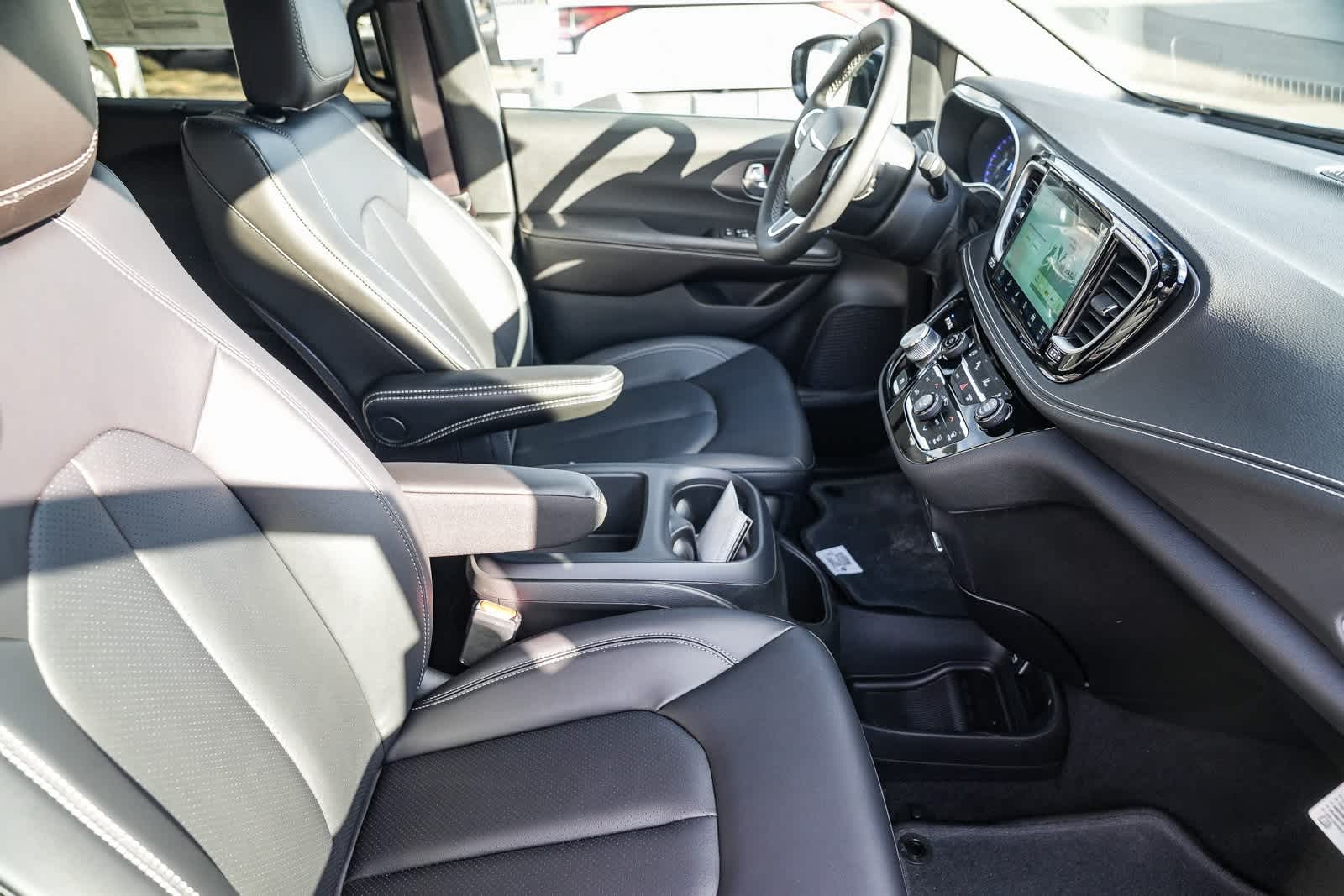 Thumbnail: 2026 Chrysler Pacifica - 17