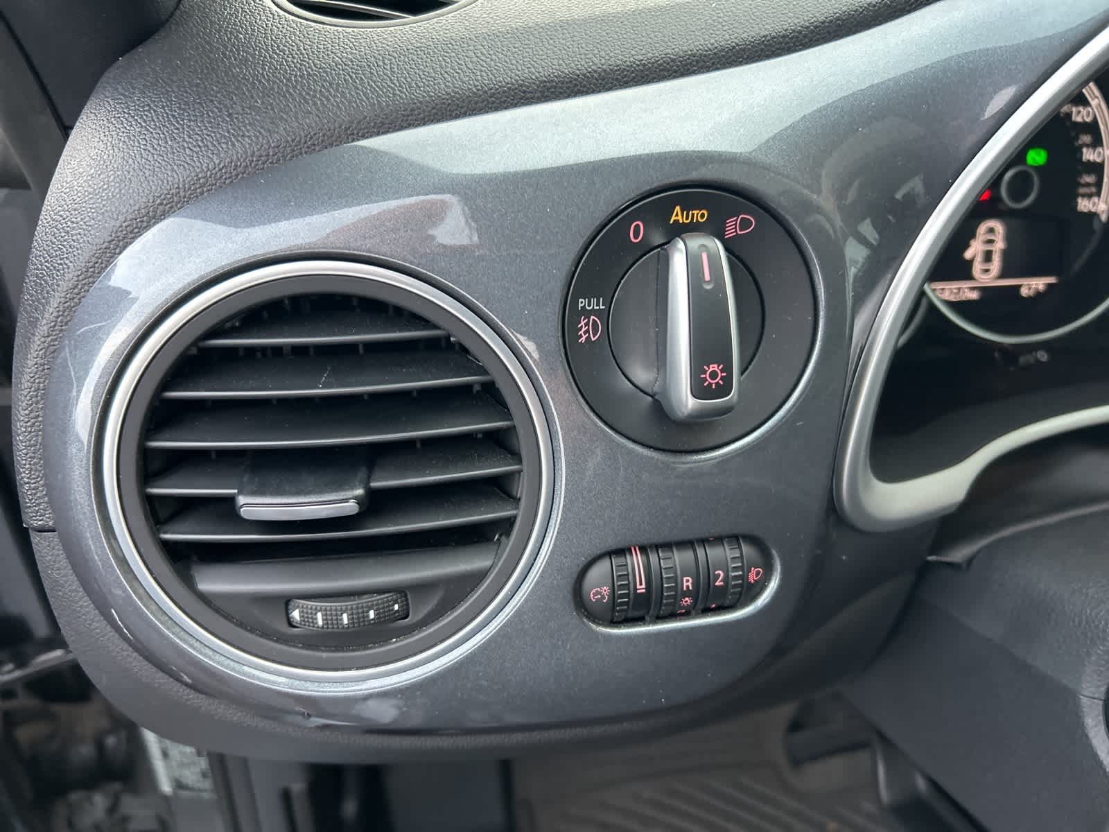 Thumbnail: 2019 Volkswagen Beetle - 26
