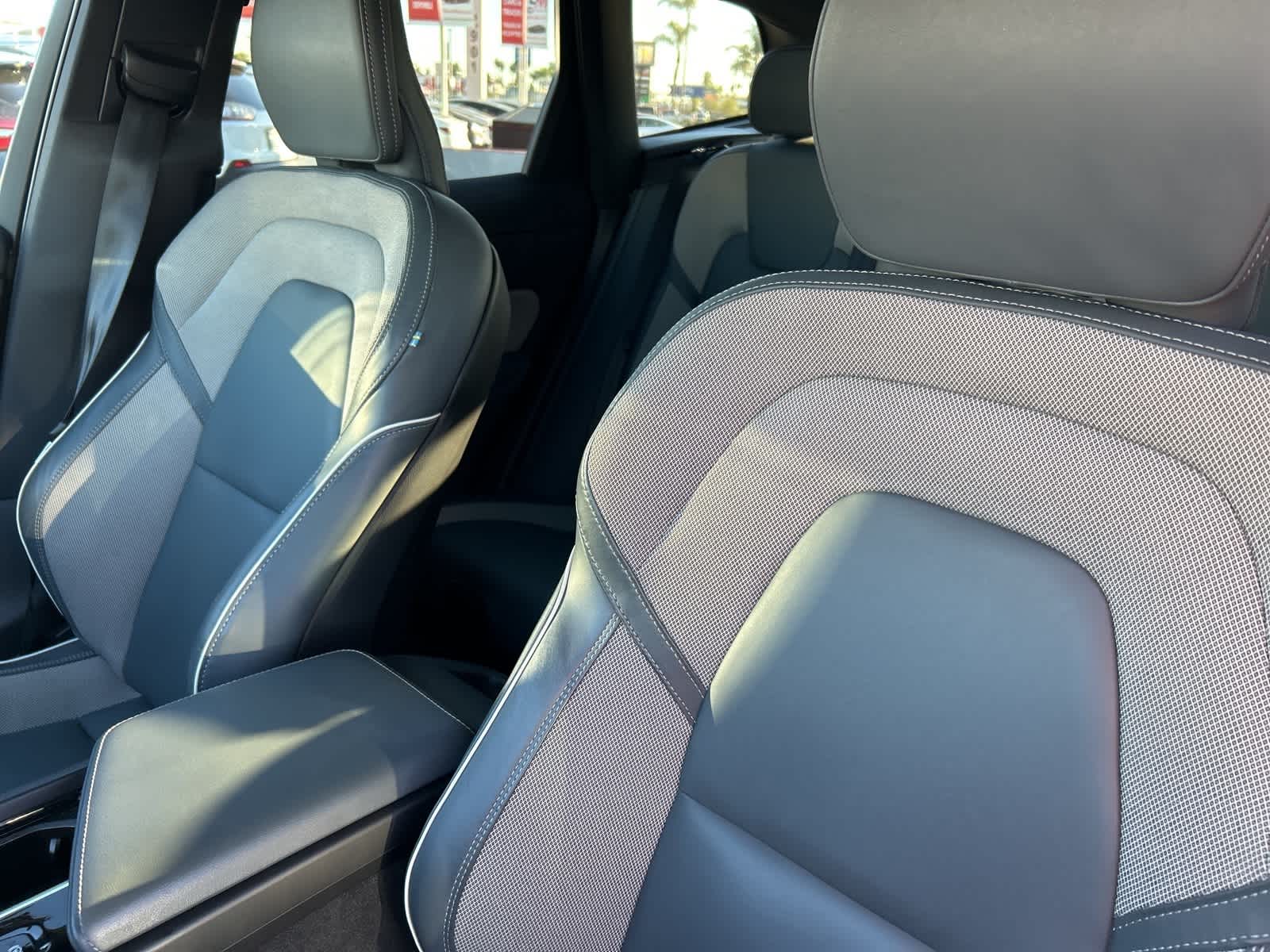 Thumbnail: 2022 Volvo XC60 - 24