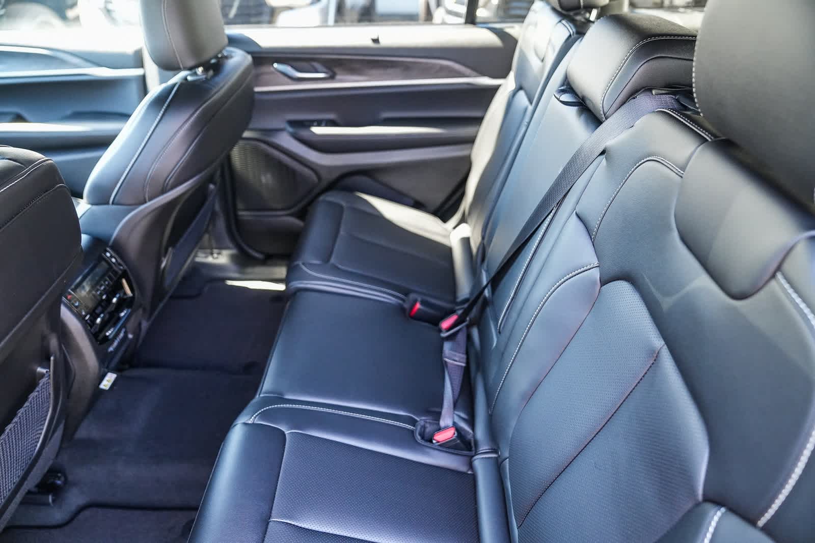 Thumbnail: 2025 Jeep Grand Cherokee L - 18