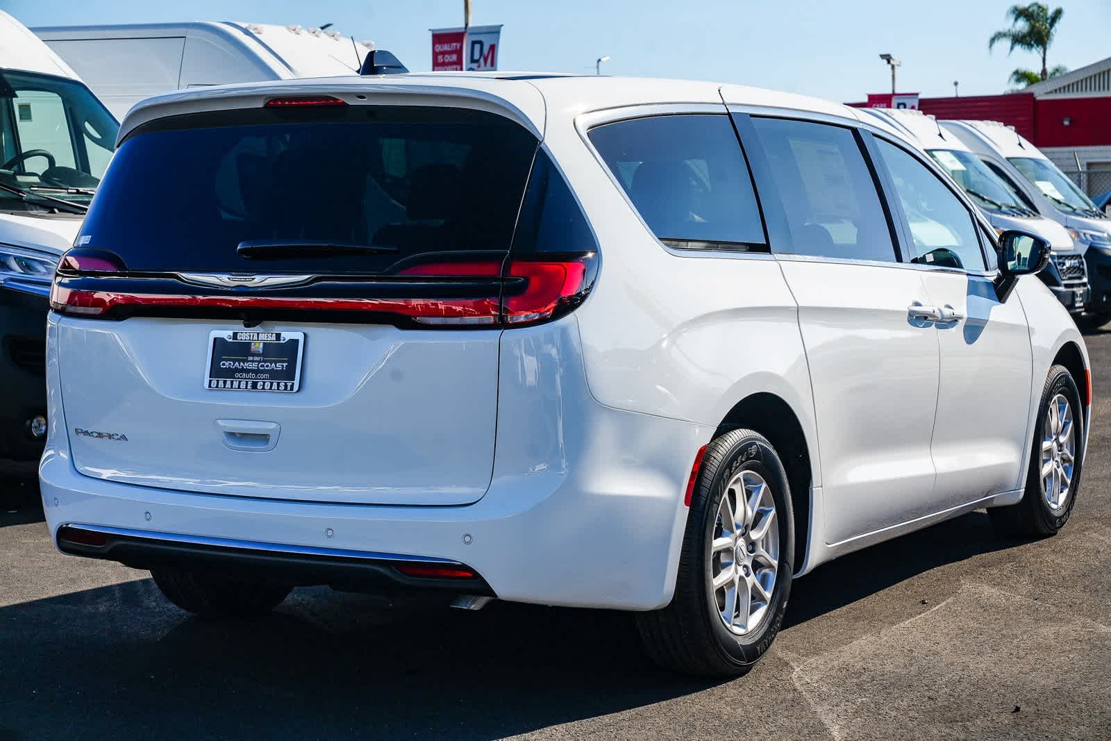 Thumbnail: 2026 Chrysler Pacifica - 4