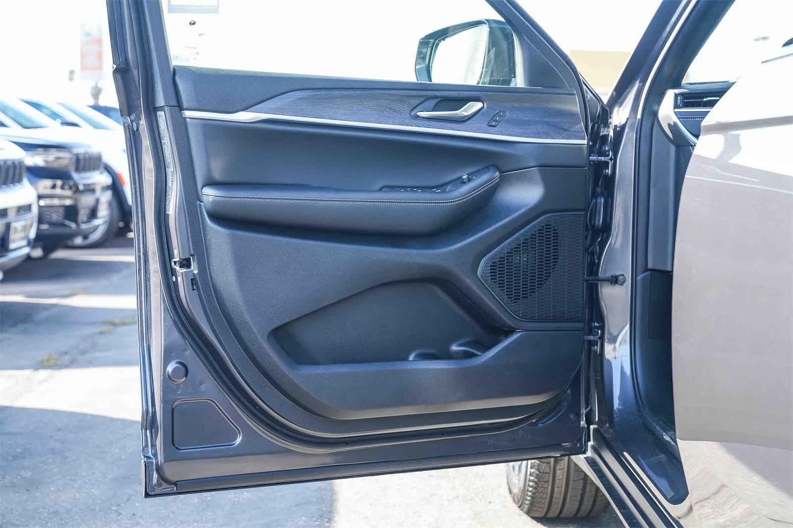 Thumbnail: 2025 Jeep Grand Cherokee L - 20