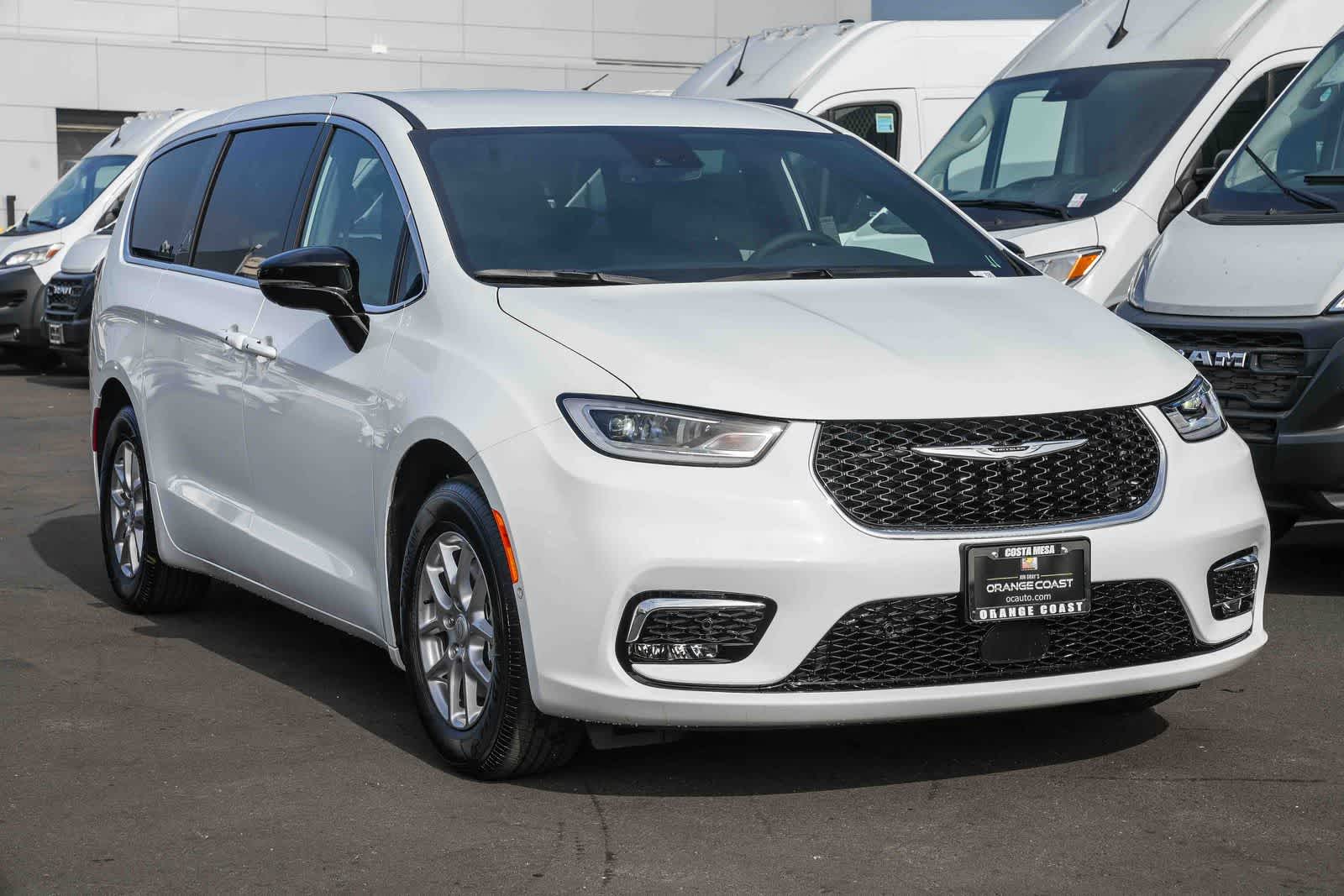 Thumbnail: 2026 Chrysler Pacifica - 3