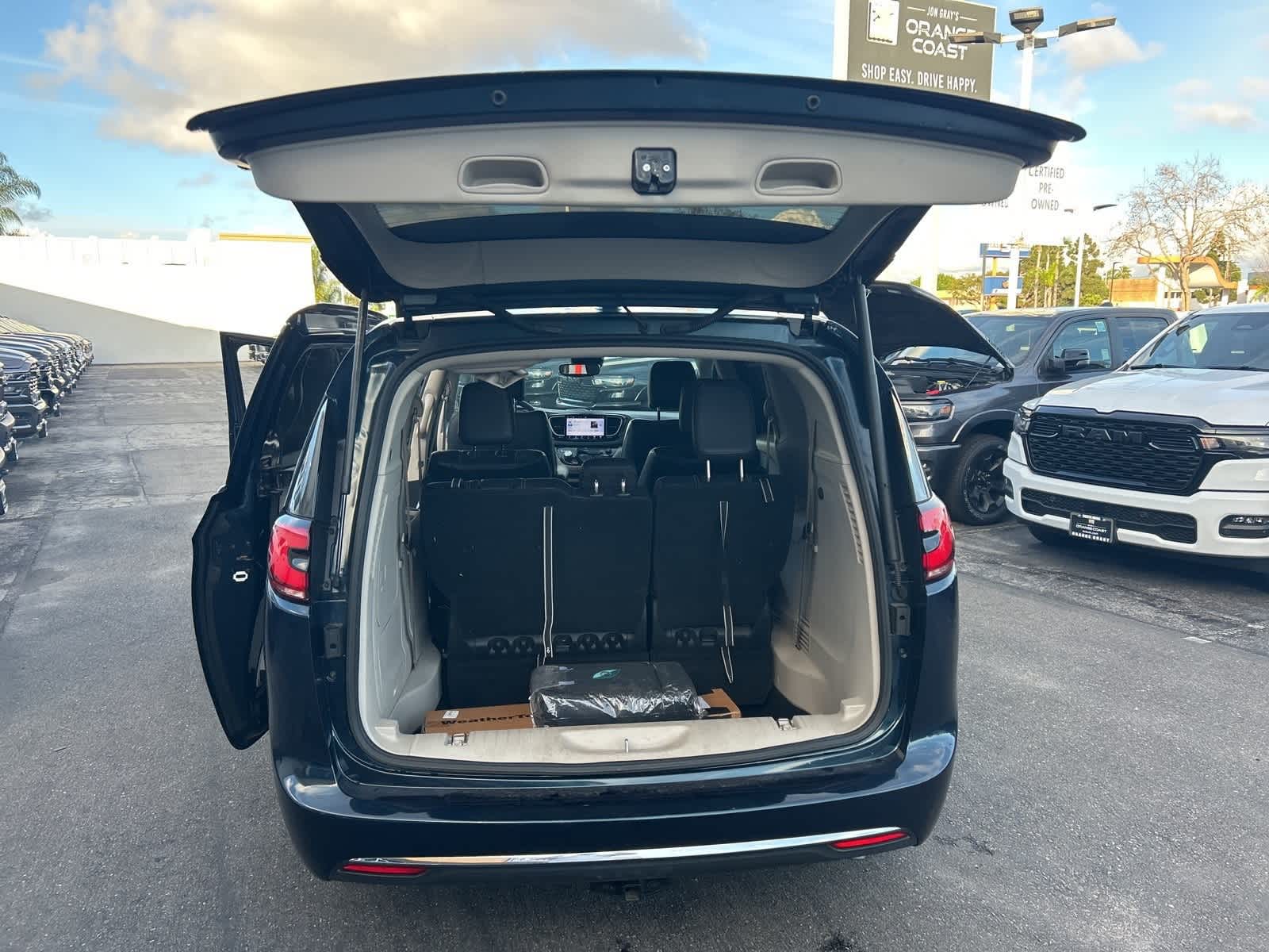 Thumbnail: 2022 Chrysler Pacifica - 25