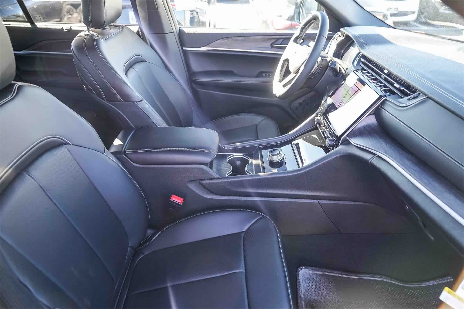 Thumbnail: 2025 Jeep Grand Cherokee - 16