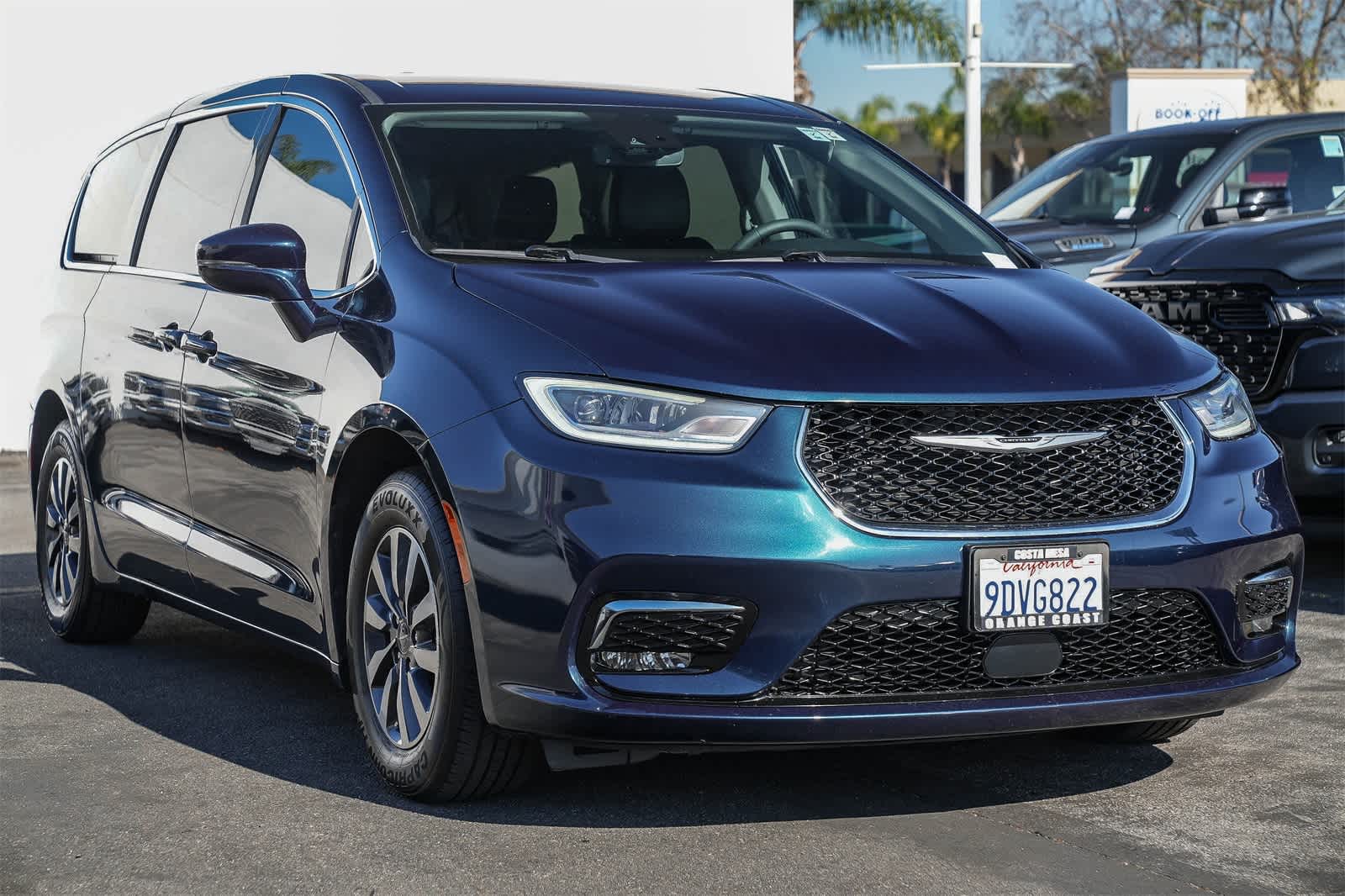 Thumbnail: 2022 Chrysler Pacifica - 3