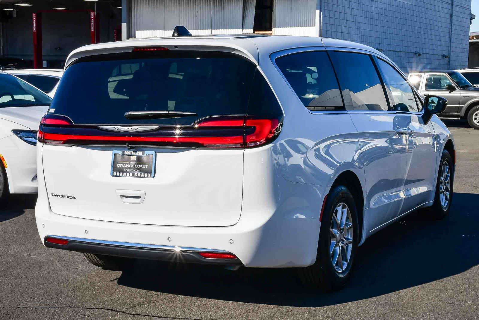 Thumbnail: 2026 Chrysler Pacifica - 4