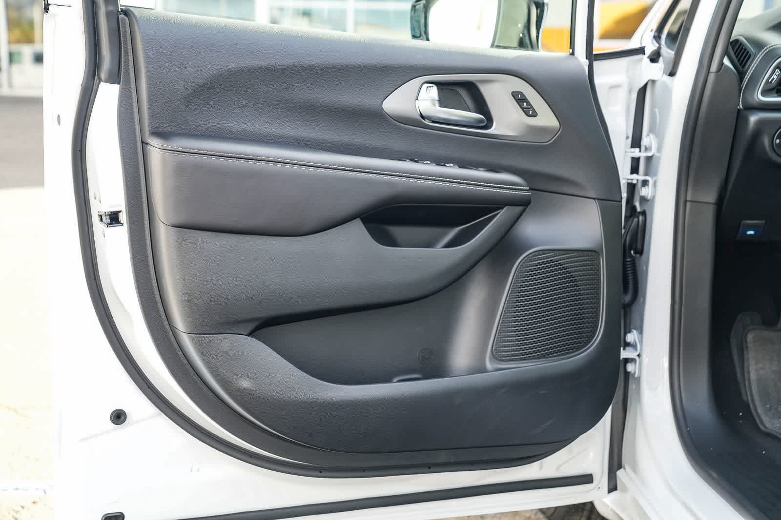 Thumbnail: 2026 Chrysler Pacifica - 21