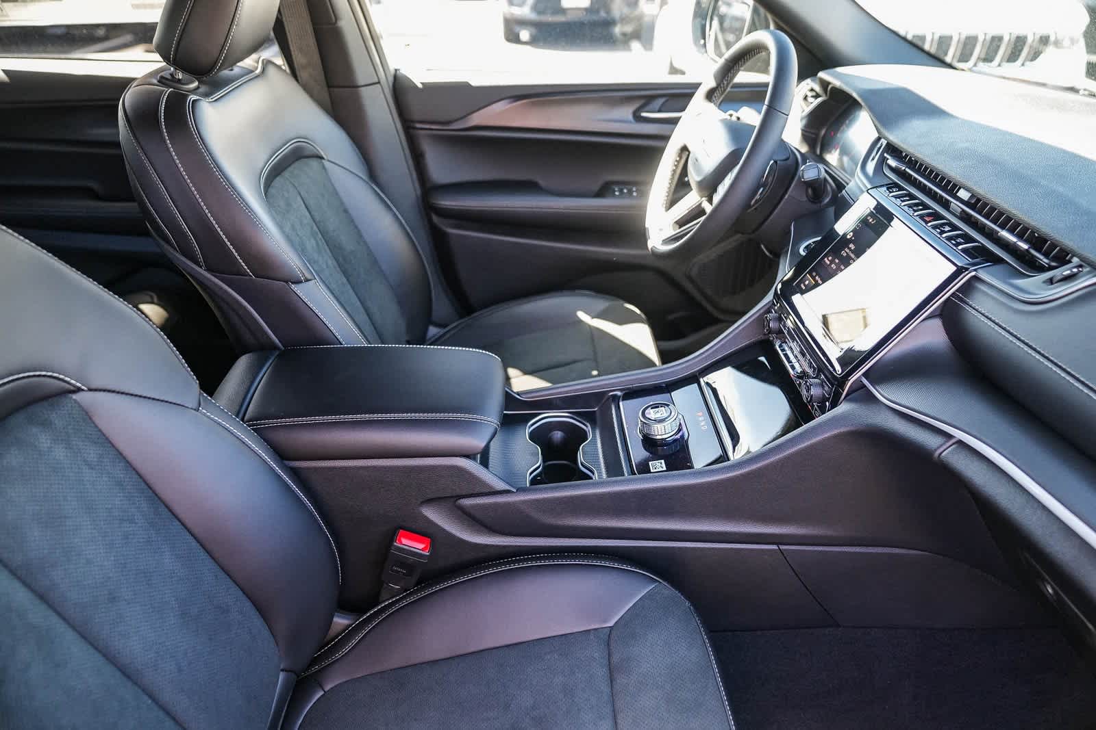 Thumbnail: 2025 Jeep Grand Cherokee L - 17