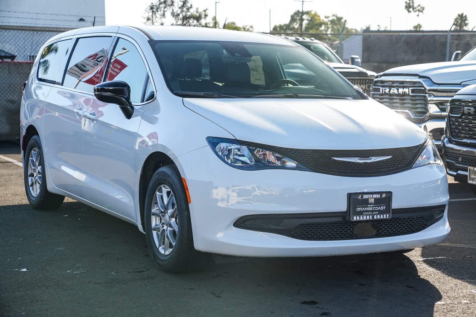 Thumbnail: 2026 Chrysler Voyager - 3