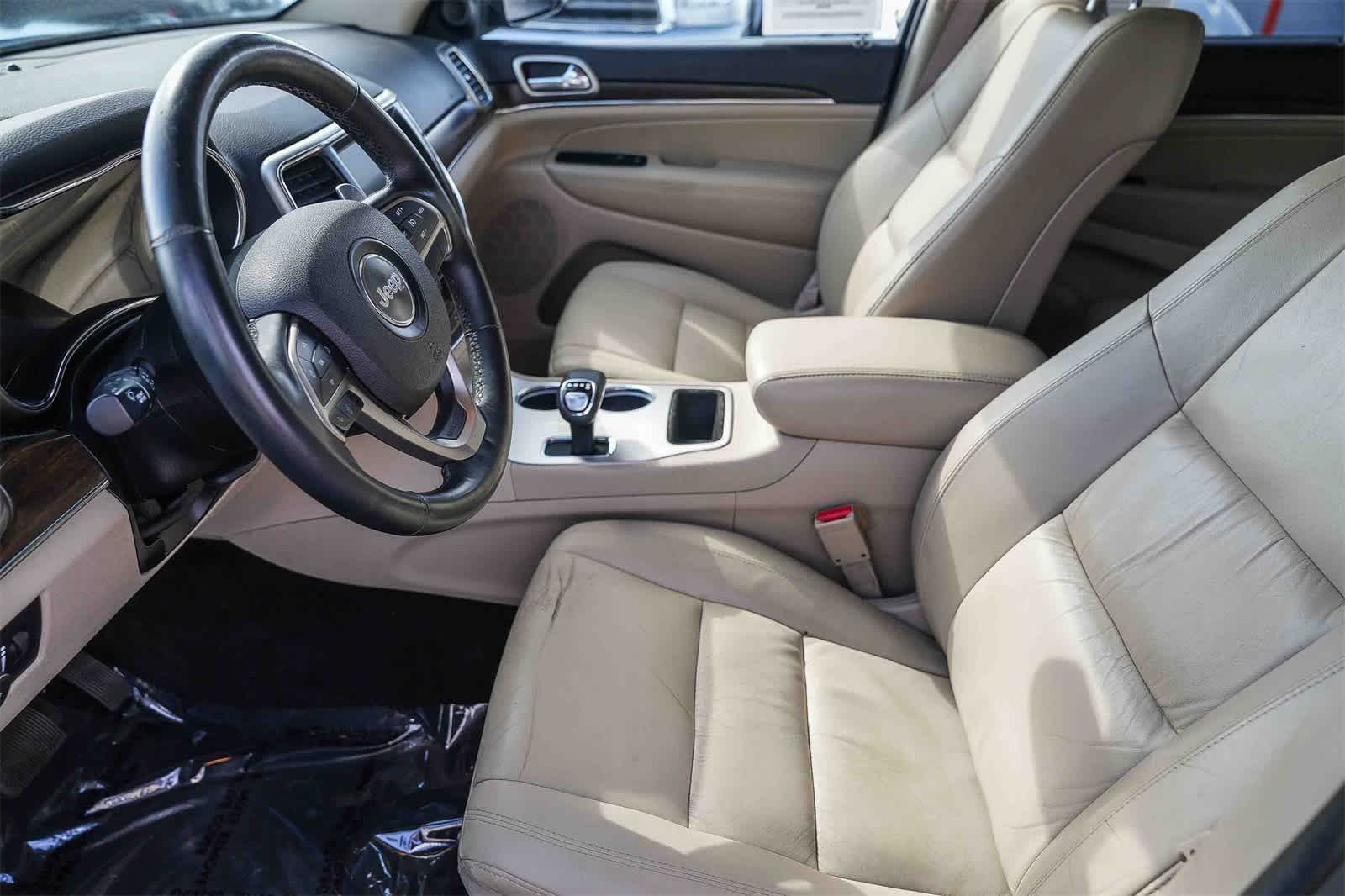 Thumbnail: 2015 Jeep Grand Cherokee - 17