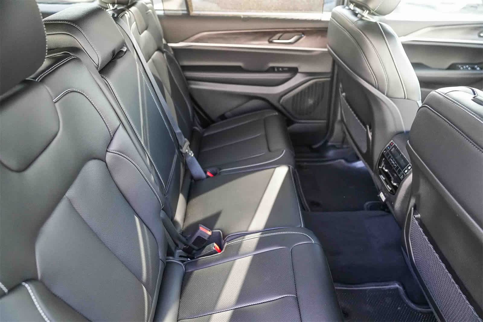 Thumbnail: 2025 Jeep Grand Cherokee L - 17