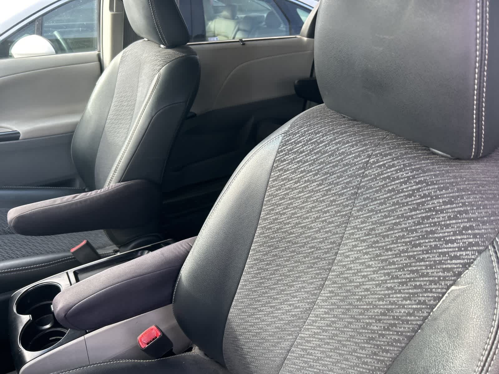 Thumbnail: 2011 Toyota Sienna - 11