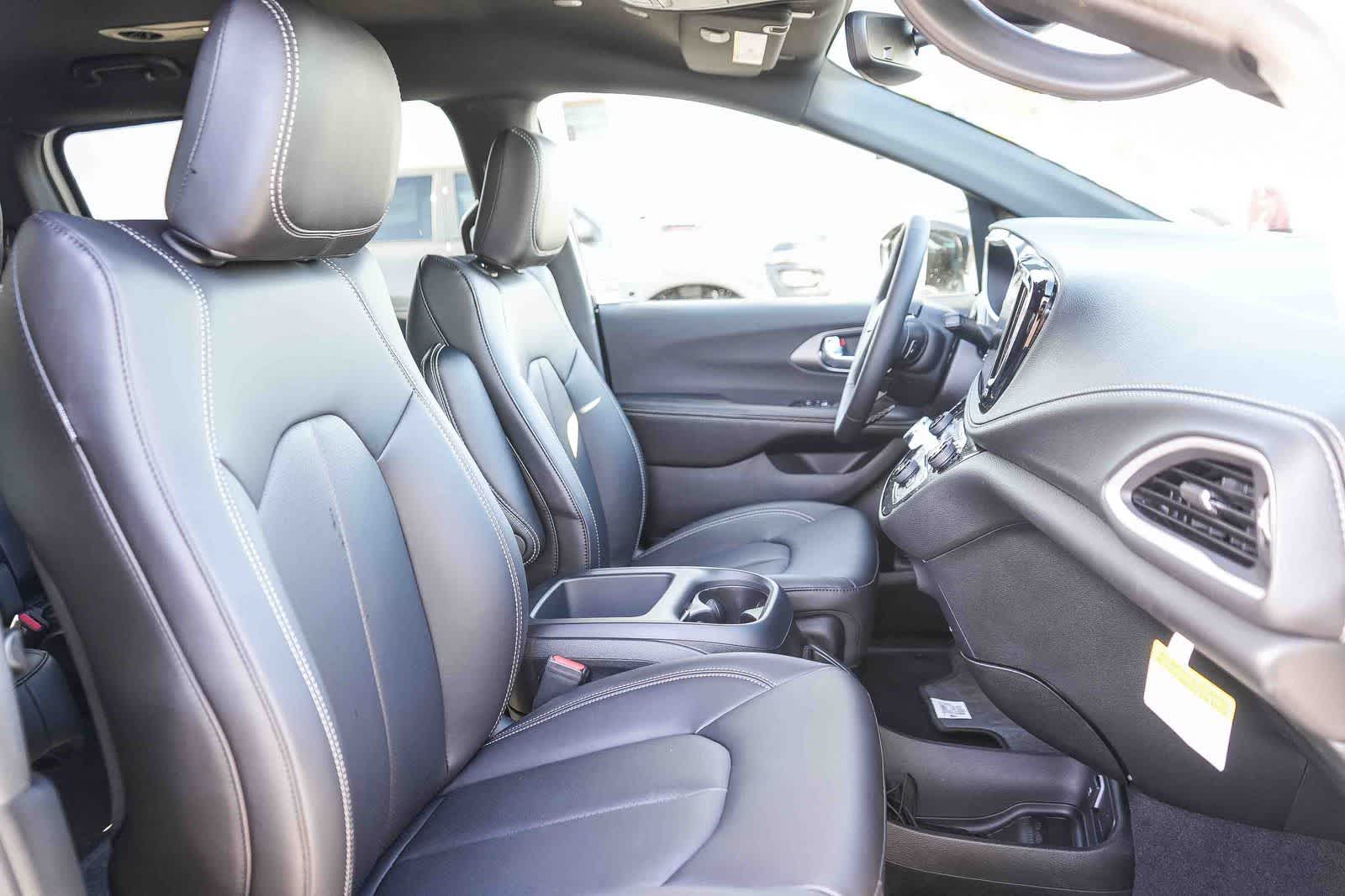 Thumbnail: 2026 Chrysler Pacifica - 18