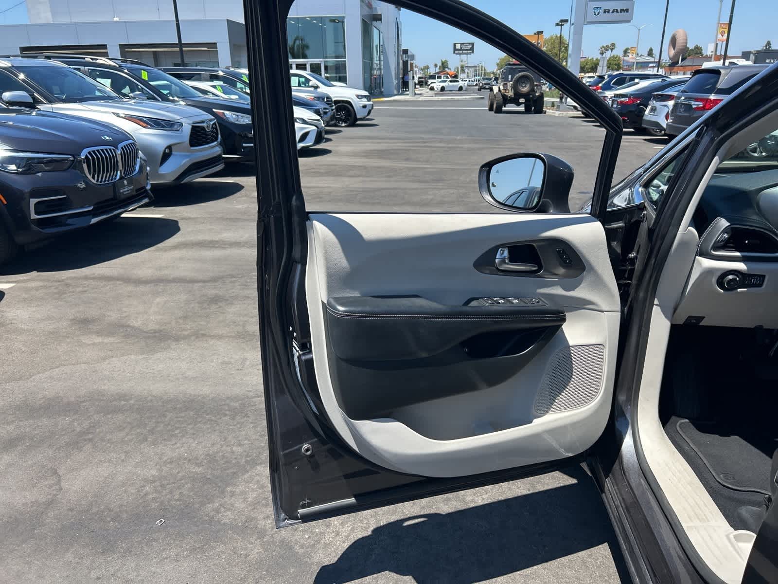 Thumbnail: 2022 Chrysler Pacifica - 14
