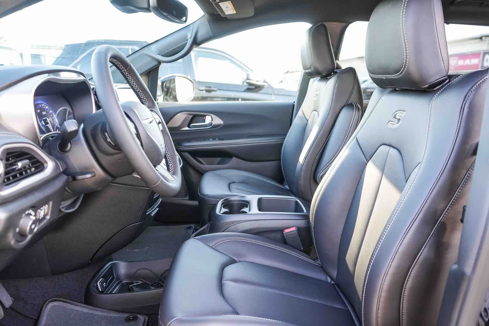 Thumbnail: 2026 Chrysler Pacifica - 19