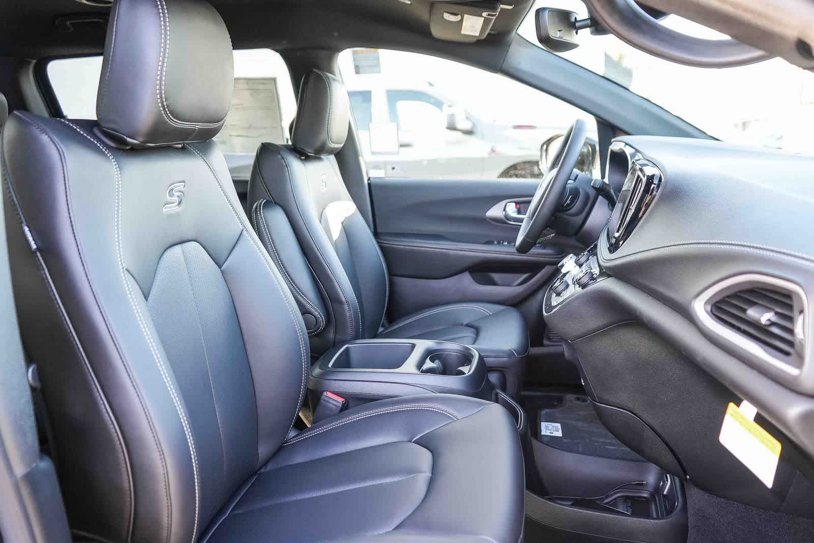 Thumbnail: 2026 Chrysler Pacifica - 18