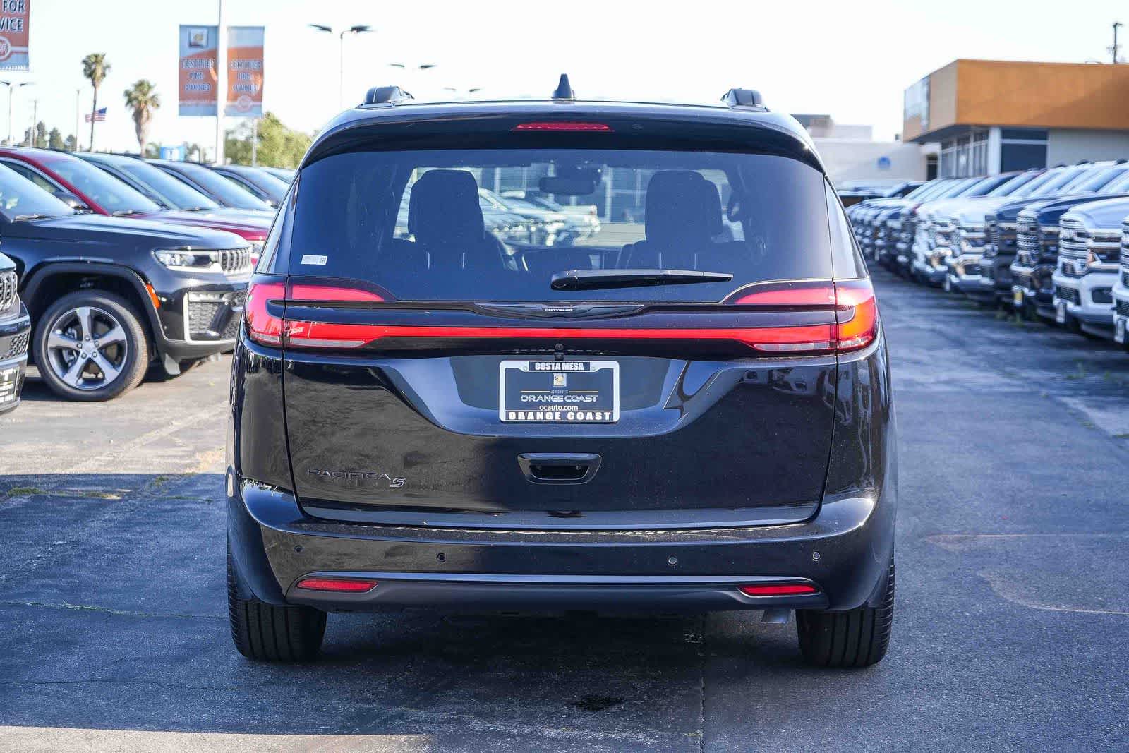 Thumbnail: 2026 Chrysler Pacifica - 7