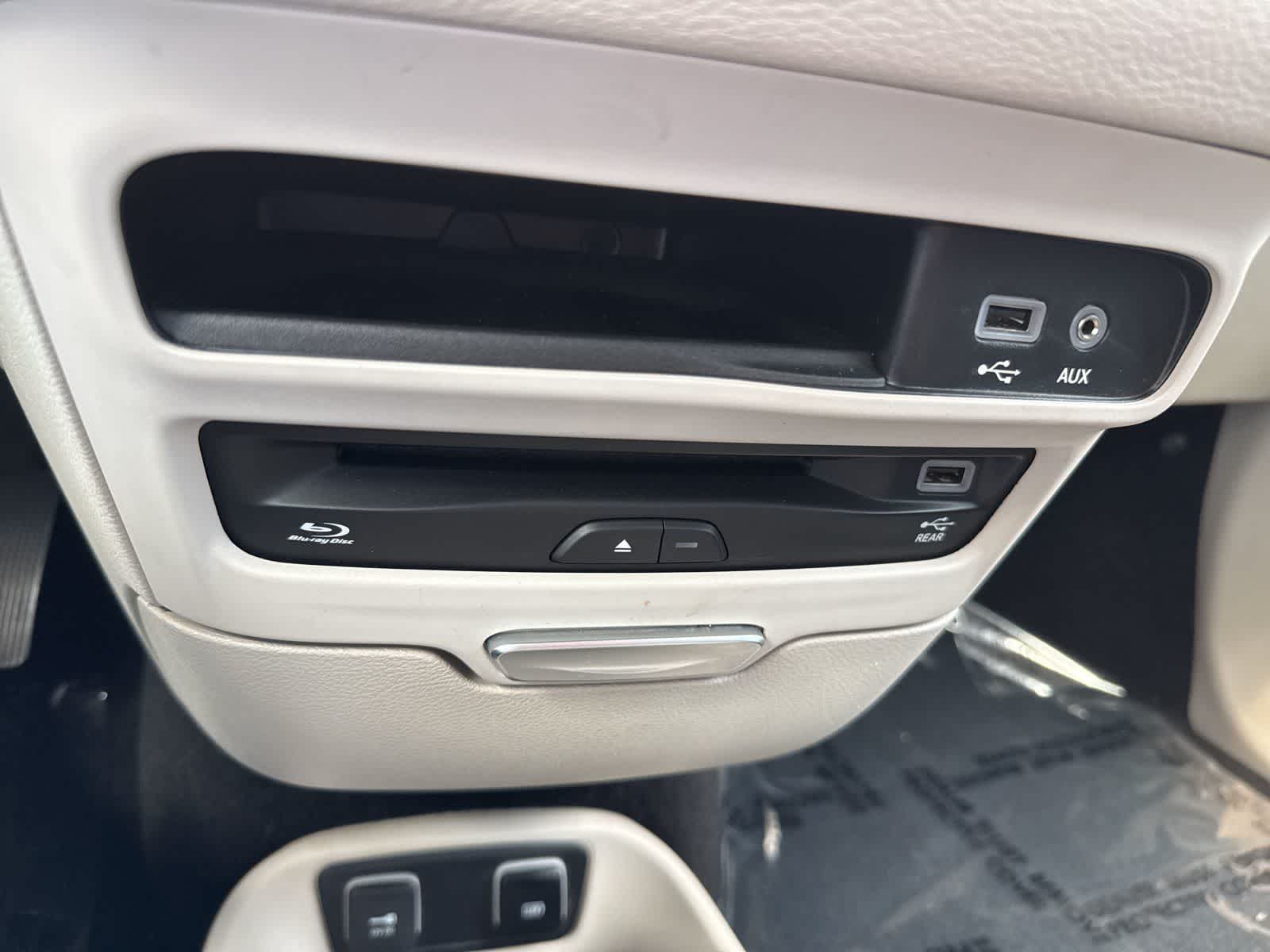 Thumbnail: 2019 Chrysler Pacifica - 20