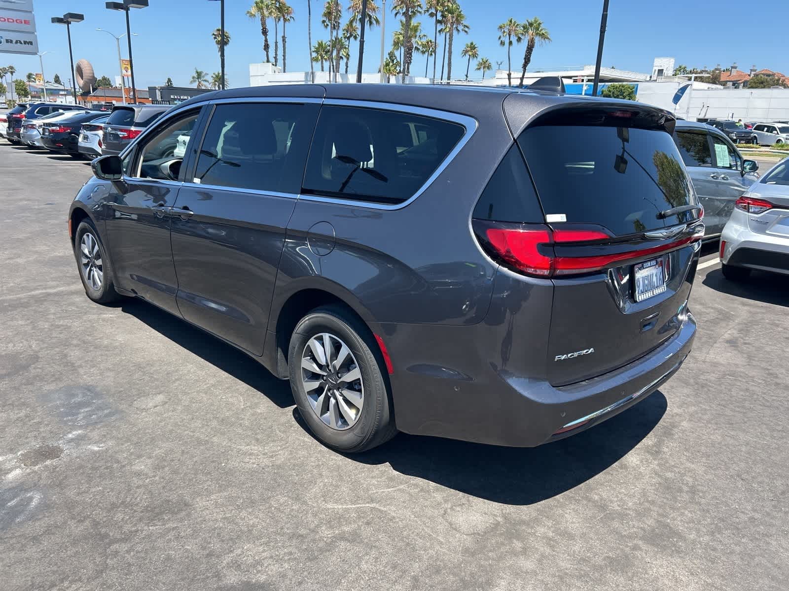 Thumbnail: 2022 Chrysler Pacifica - 3