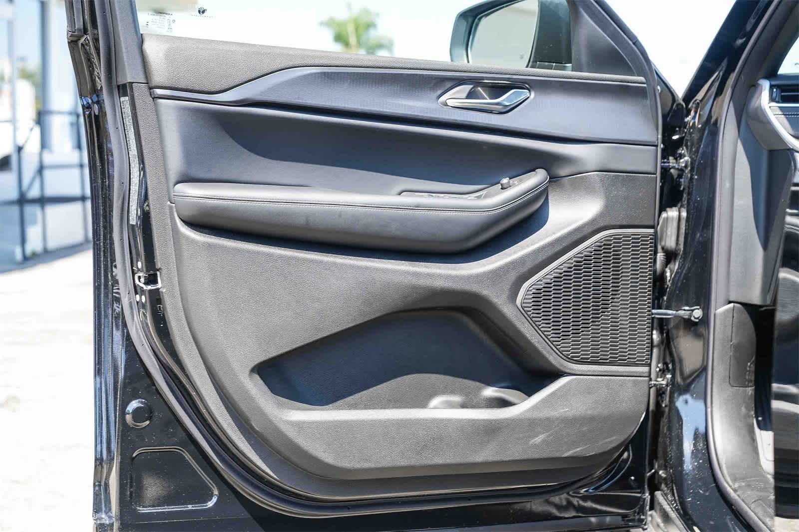 Thumbnail: 2025 Jeep Grand Cherokee - 21