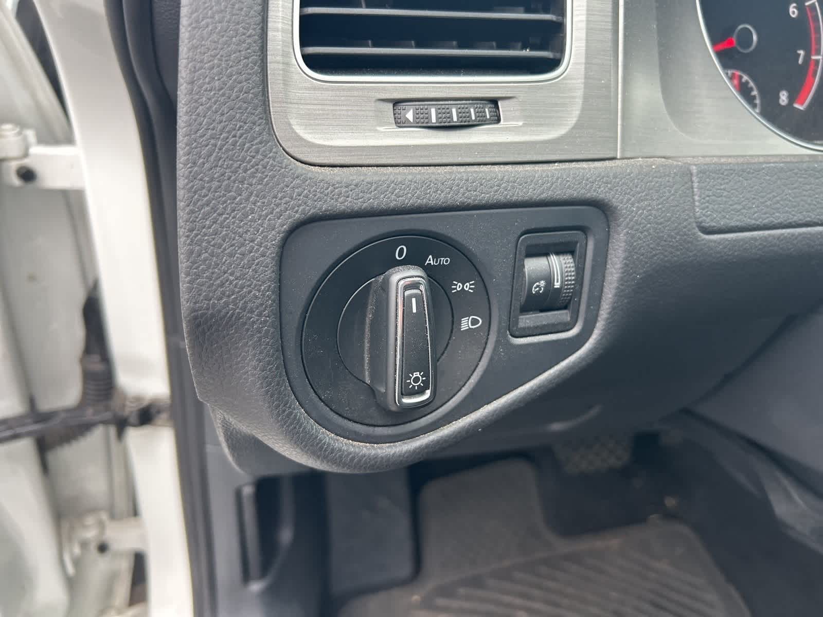 Thumbnail: 2016 Volkswagen e-Golf - 29