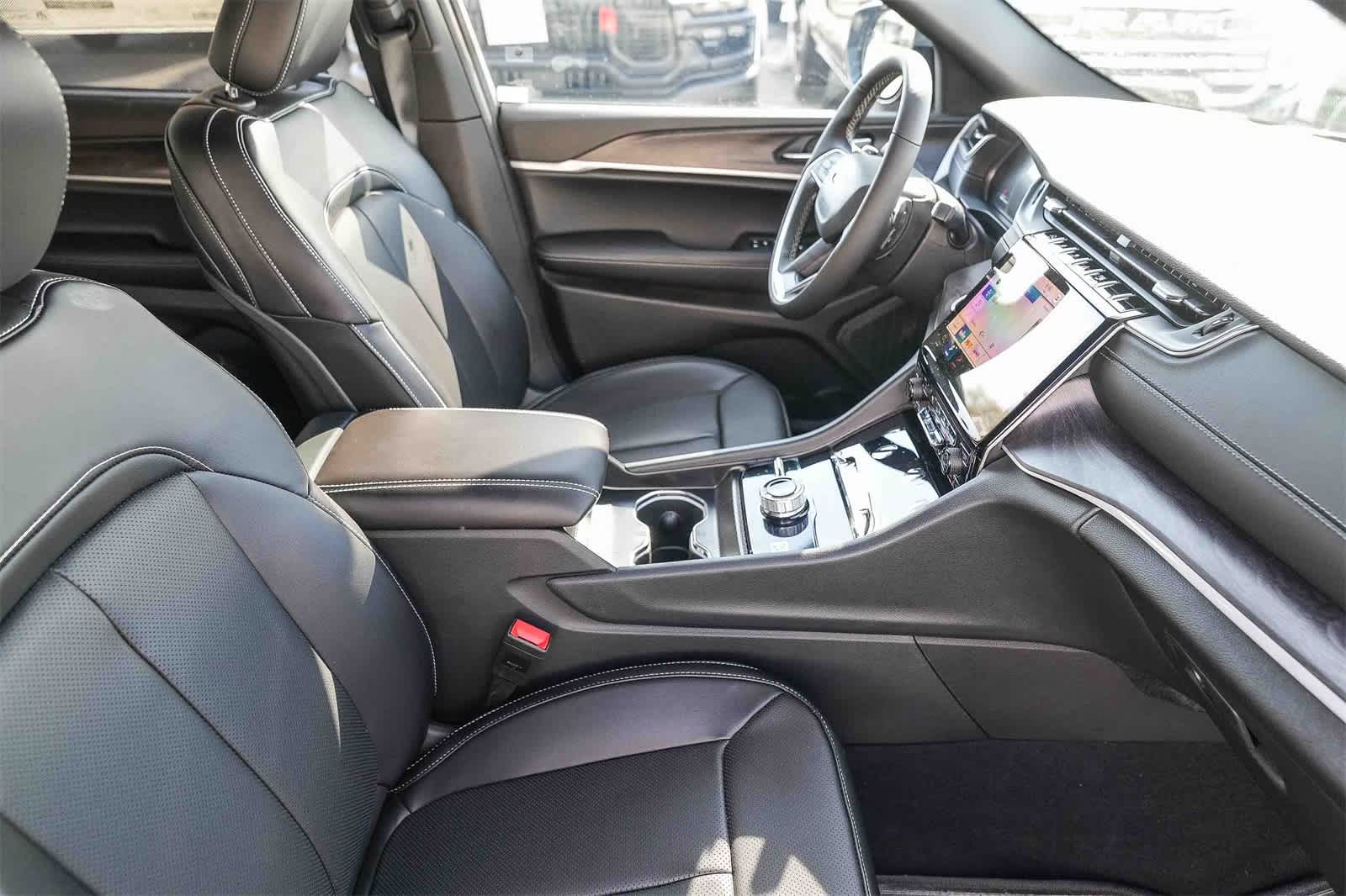 Thumbnail: 2025 Jeep Grand Cherokee L - 16