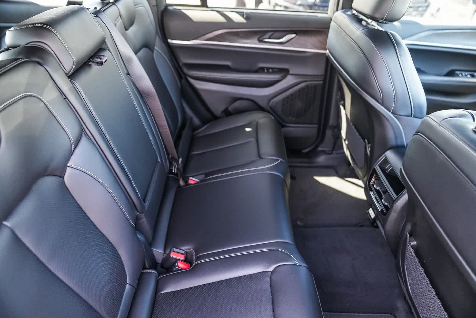 Thumbnail: 2025 Jeep Grand Cherokee - 18