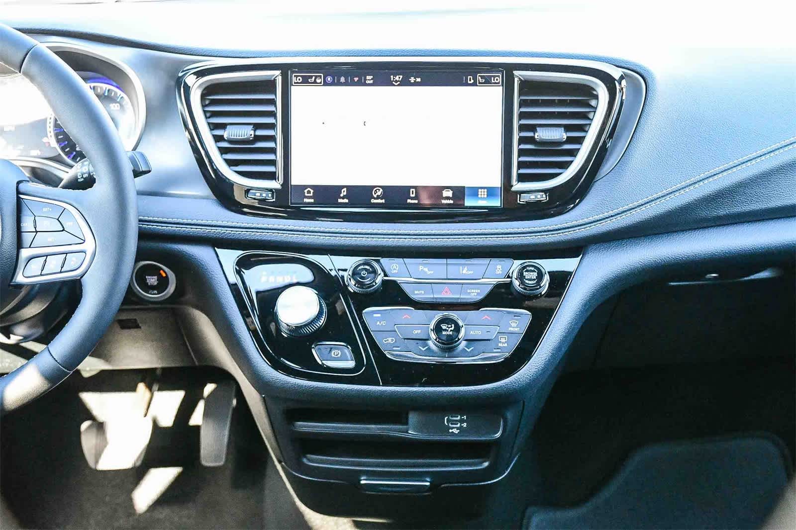 Thumbnail: 2026 Chrysler Pacifica - 14