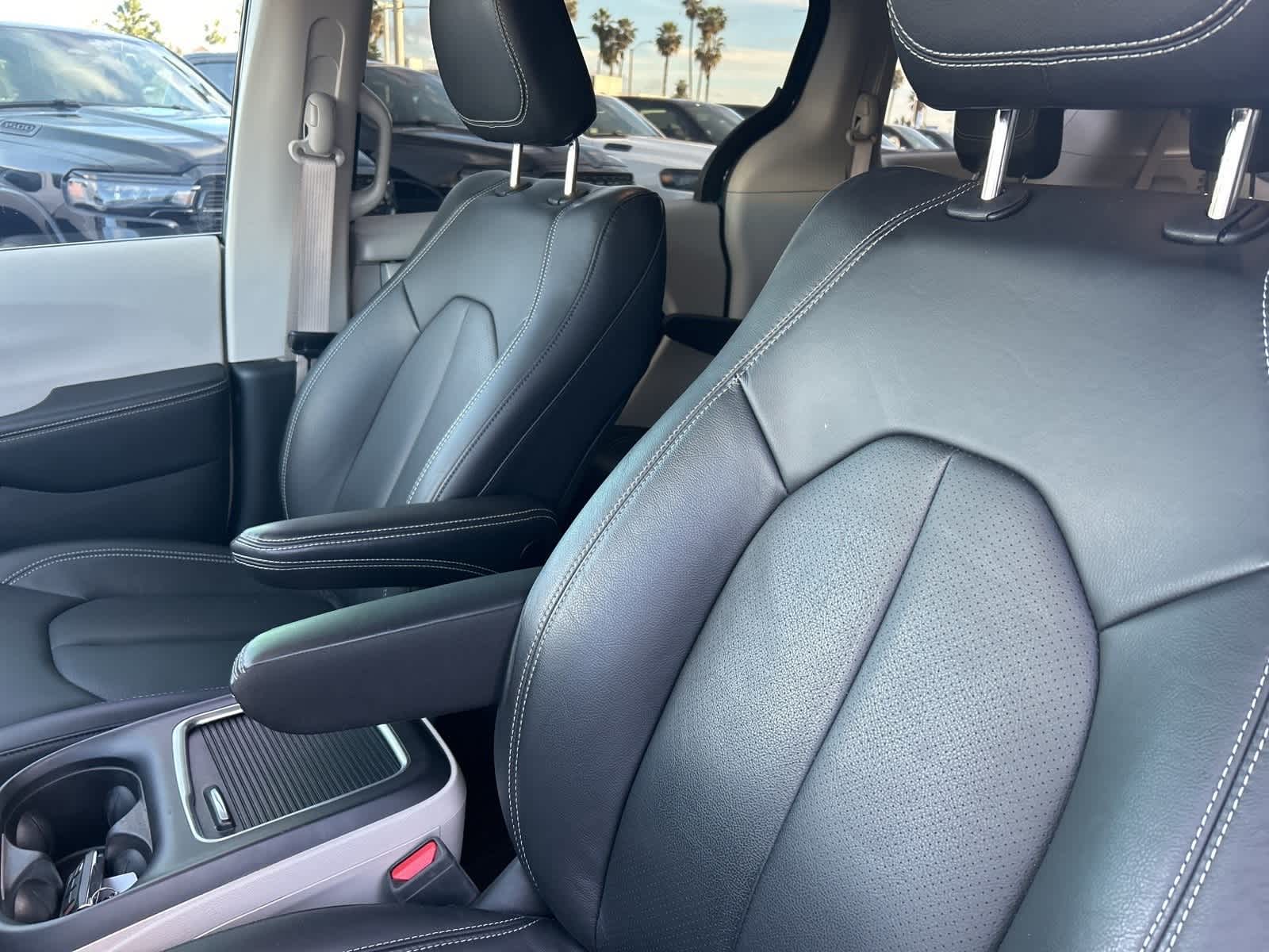 Thumbnail: 2022 Chrysler Pacifica - 21