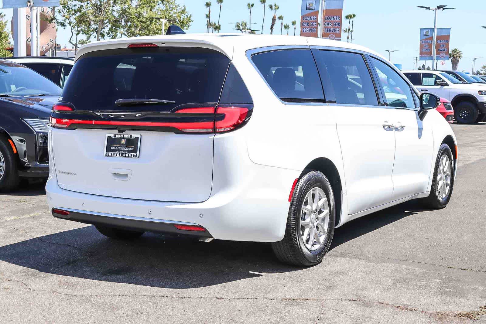 Thumbnail: 2027 Chrysler Pacifica - 4
