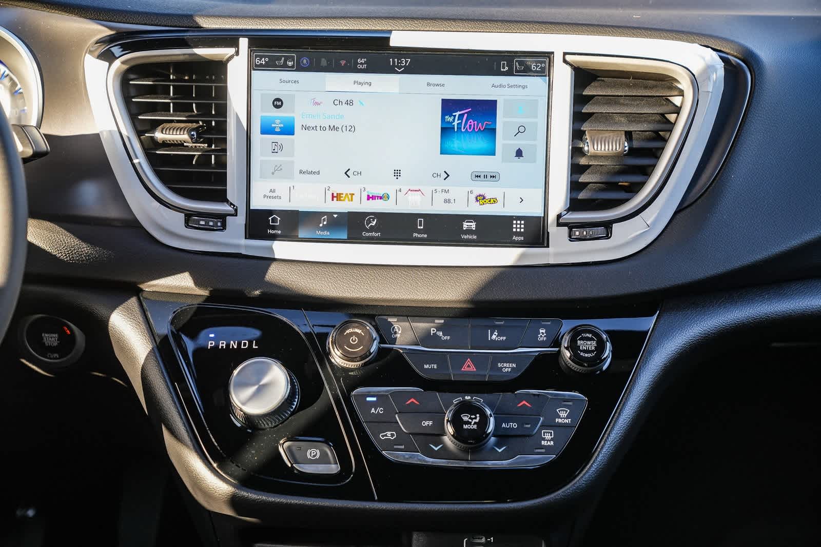 Thumbnail: 2026 Chrysler Voyager - 15